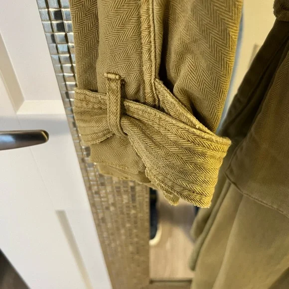 FREE PEOPLE TAN TRENCH COAT… SIZE MEDIUM… OVERSIZED FIT… EXCELLENT LIKE NEW…